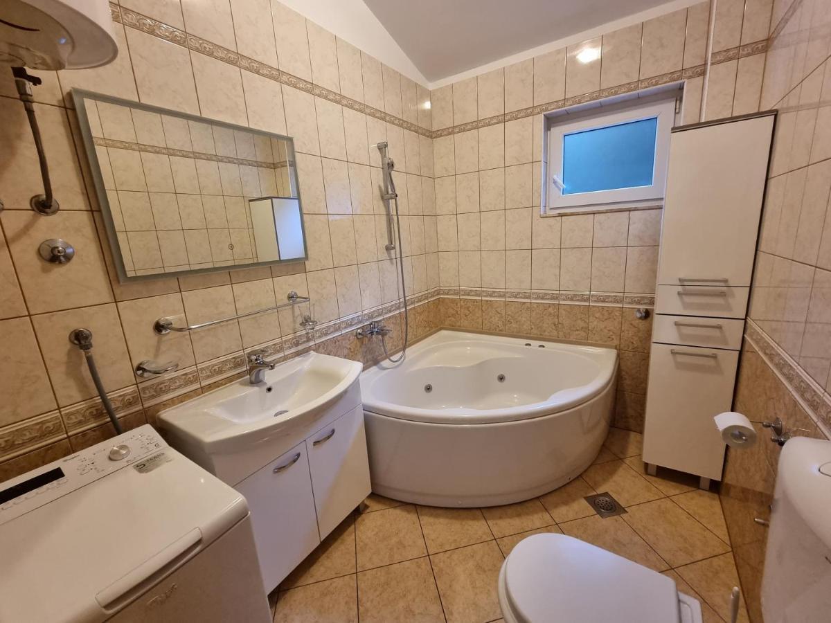Apartments Villa Sunce Дуги Рат Екстериор снимка