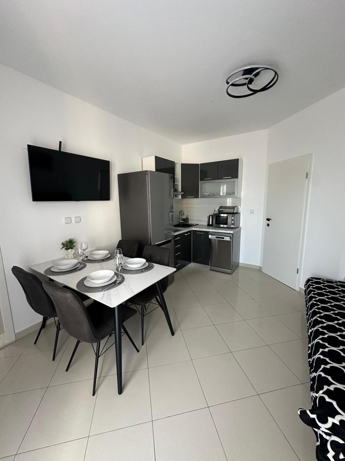 Apartments Villa Sunce Дуги Рат Екстериор снимка